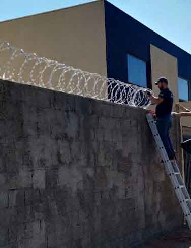 Instalação de sistemas de alarme e segurança perimetral com concertinas